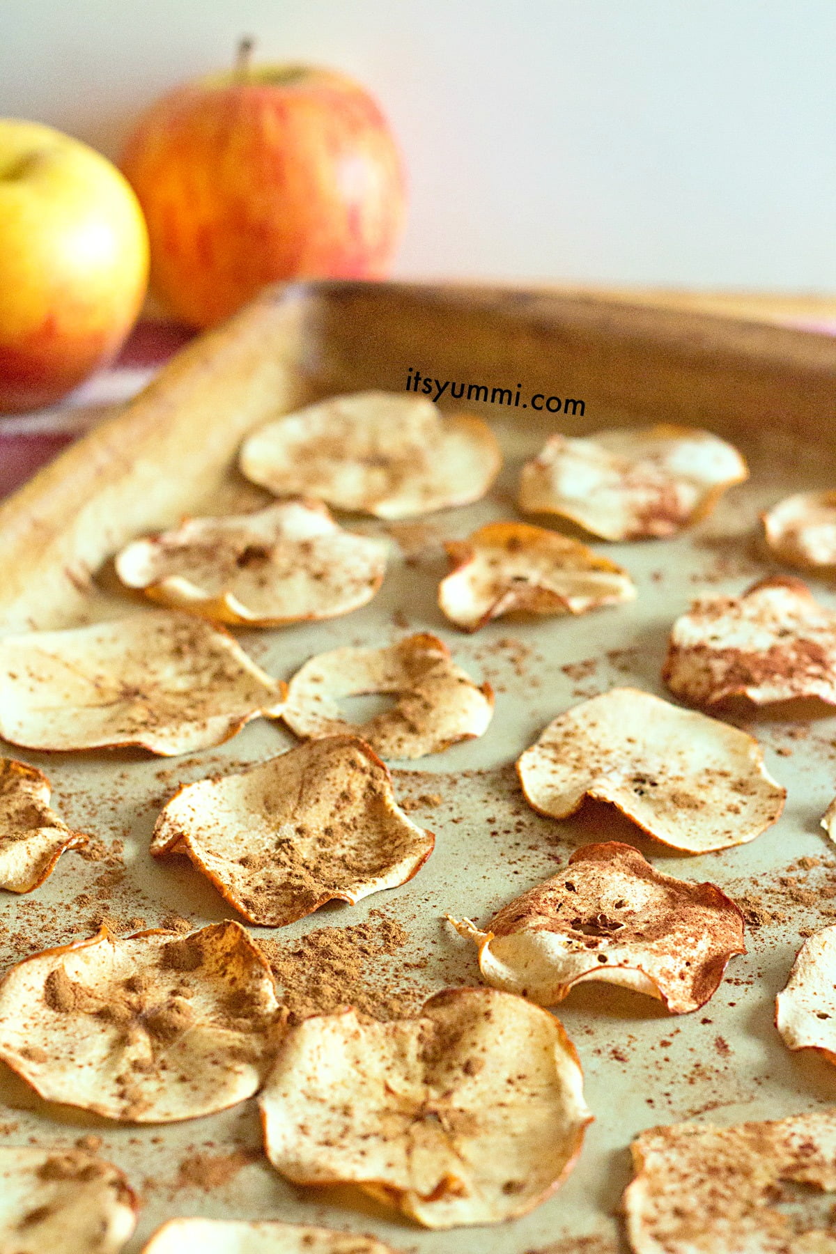 Cinnamon Baked Apple Chips Recipe ⋆ Its Yummi