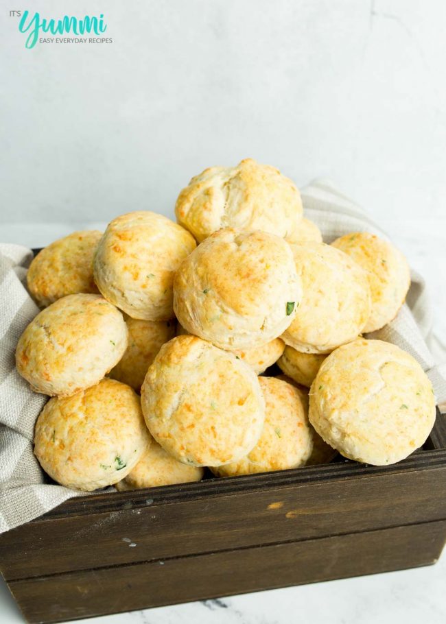 Cheddar Bay Biscuits (Cheddar Herb Biscuits) Easy Recipes by ItsYummi